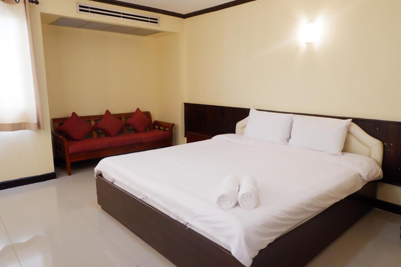 Auychai Grand Hotel Lang Suan Exterior photo